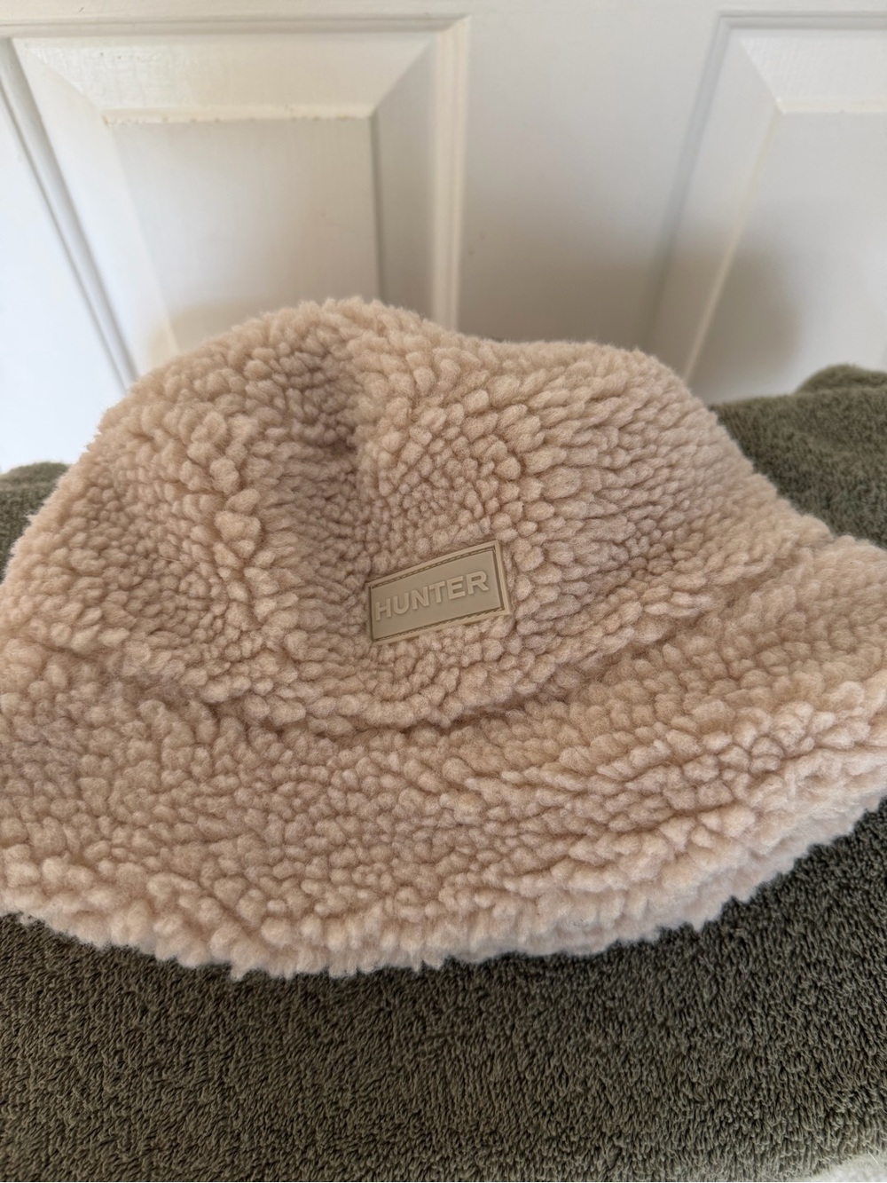 Hunter Plush Sherpa Bucket Hat in Light Beige